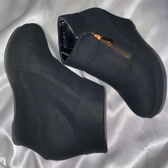 Cute Black Booties Size 1 - Picture 4 of 16